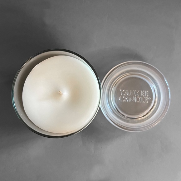 Yankee Candle "Let It Snow" Candle - Picture 2 of 4